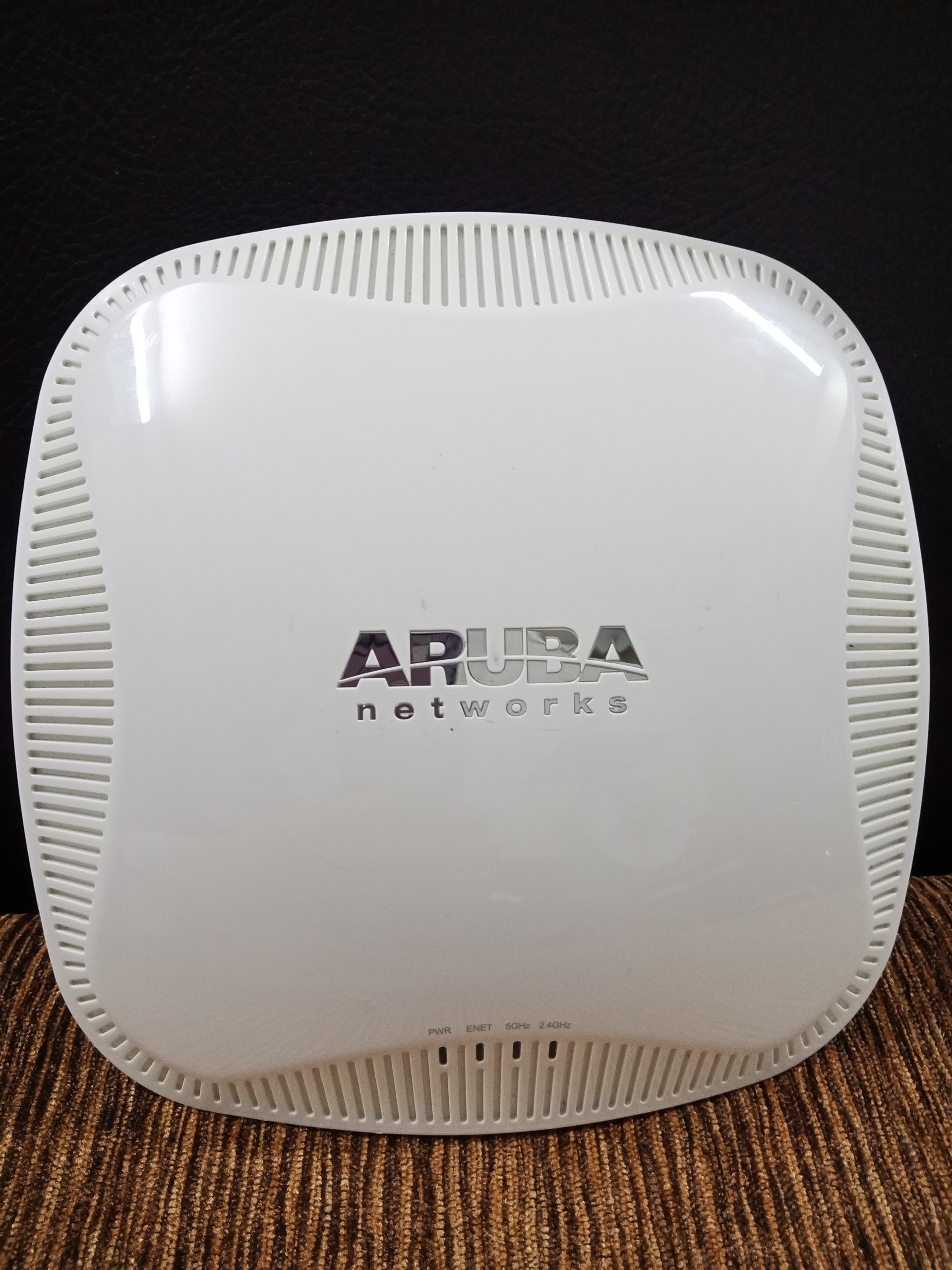 Thiết bị phát wifi aruba iap-115 rw tặng nguồn 12v-2a và chân đế. bh 12 tháng new 99%.