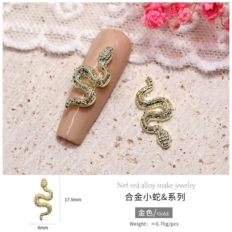 Charm rắn trang trí móng