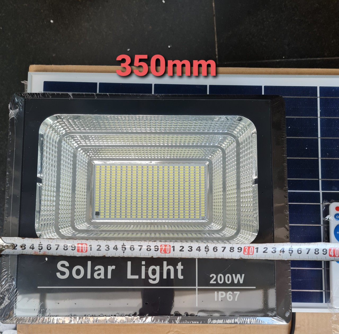 Đèn pha led Năng Lượng Mặt Trời công suất 200w kèm tấm pin rời có remote có cảm biến tự động dây nối
