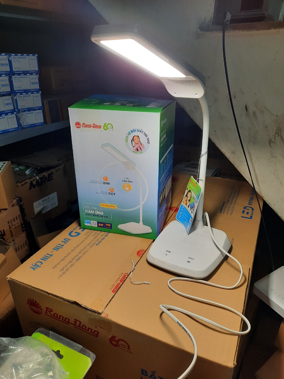 Đèn bàn led rạng đông cảm ứng dim cct rl36/6w, bảo hành 2 năm