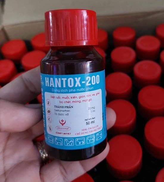 Thuốc diệt muỗi HANTOX-200 [chai 50ml] ruồi, kiến, gián, giận, ve, ghẻ, bọ chét, mòng, ma gà. Hantox tẩm bọ gà bọ chó thành phần Deltamethrin 20mg/1ml. Han Tox an toàn, có thể phun trực tiếp lên vật nuôi như heo, trâu, bò...