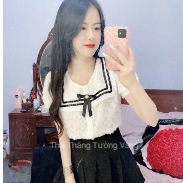 Áo kiểu ngắn tay, vải tơ lông, cổ áo viền đôi đính nơ ngọc sang chảnh