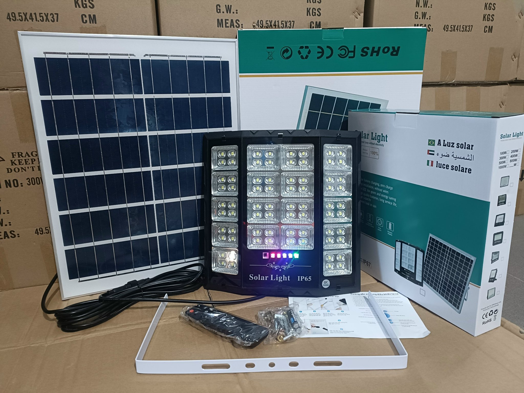 Đèn pha mắt ngọc - đèn pha cánh dơi dùng năng lượng mặt trời 300w có điều khiển từ xa