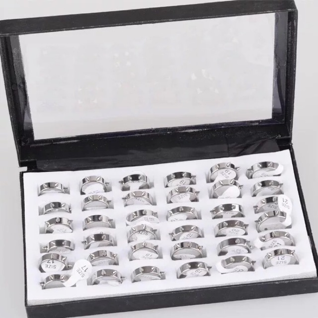 Hộp nhẫn đinh tán chất liệu thép không gỉ cá tính 36 chiếc