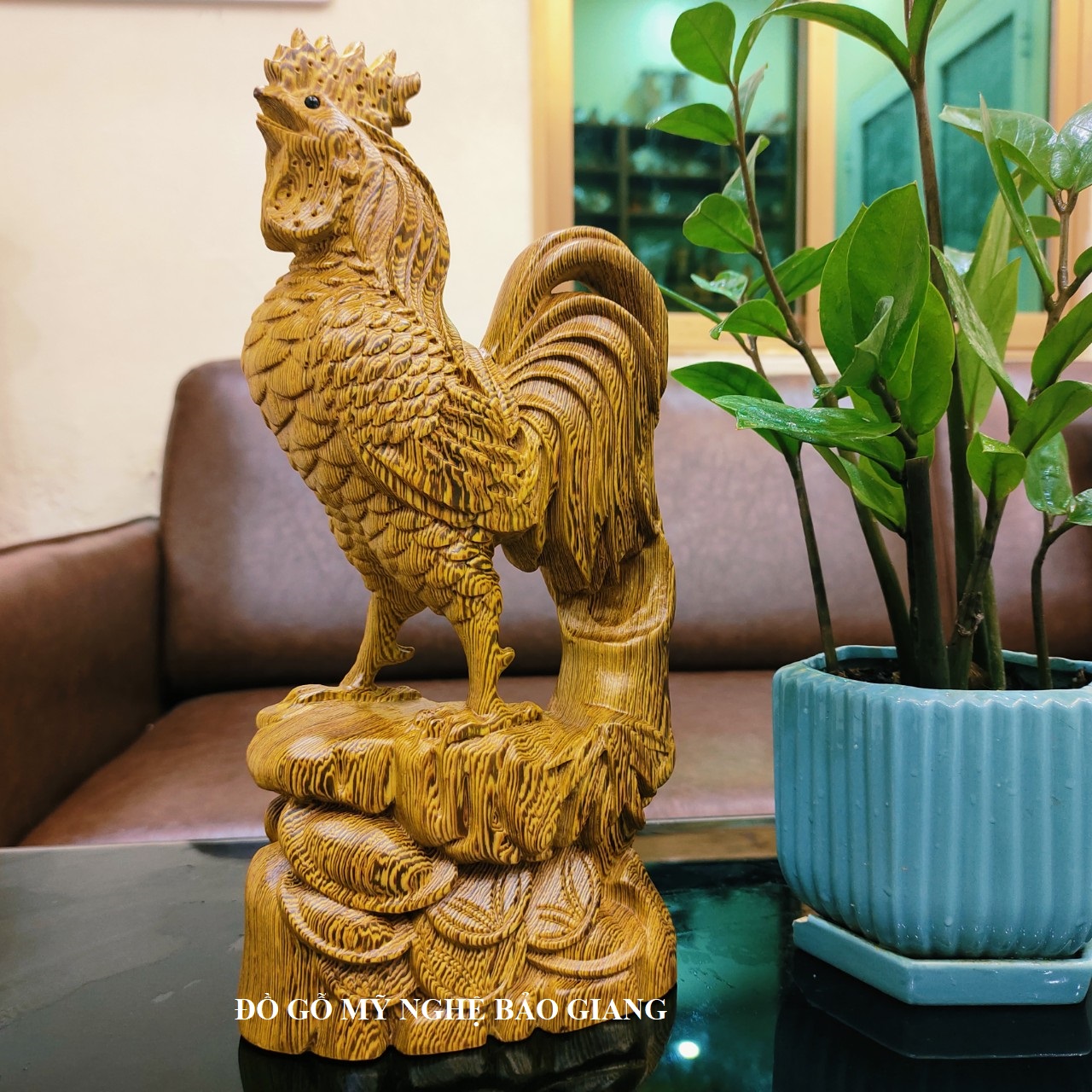Tượng con gà gỗ mun đuôi công cao 20 cm