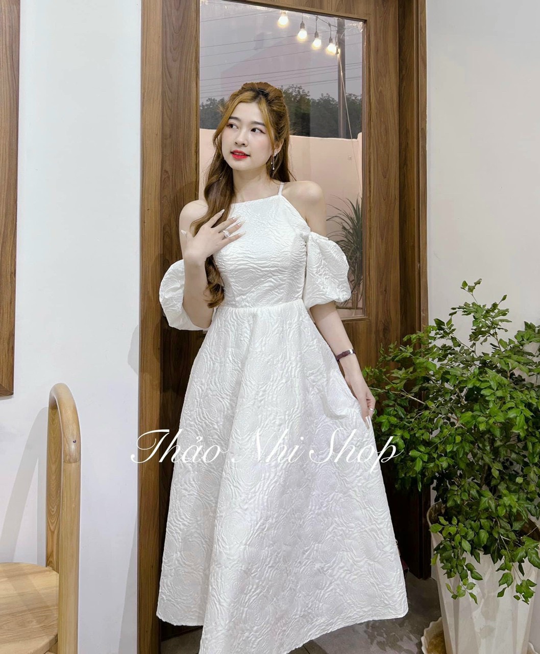 Đầm bệt vai màu trắng đi tiệc chất vải gấm hoa nổi sang chảnh váy xòe đi đám cưới mẫu mới hàng thiết kế như hình