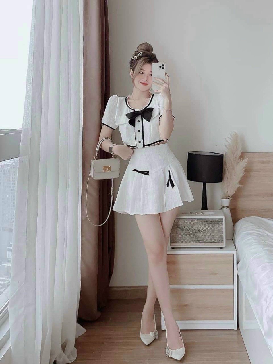 Set áo kiểu và chân váy trắng kèm nơ đen thời trang