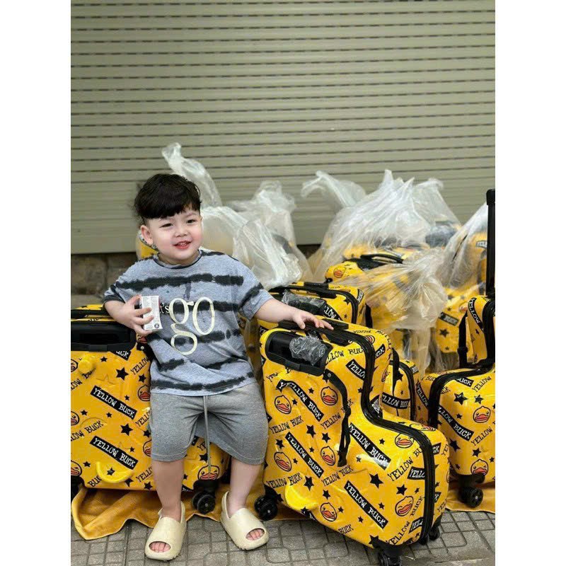 Vali kéo trẻ em ngồi được Yellow Duck 20 inch CHÍNH HÃNG hình xe vịt vàng cho bé du lịch