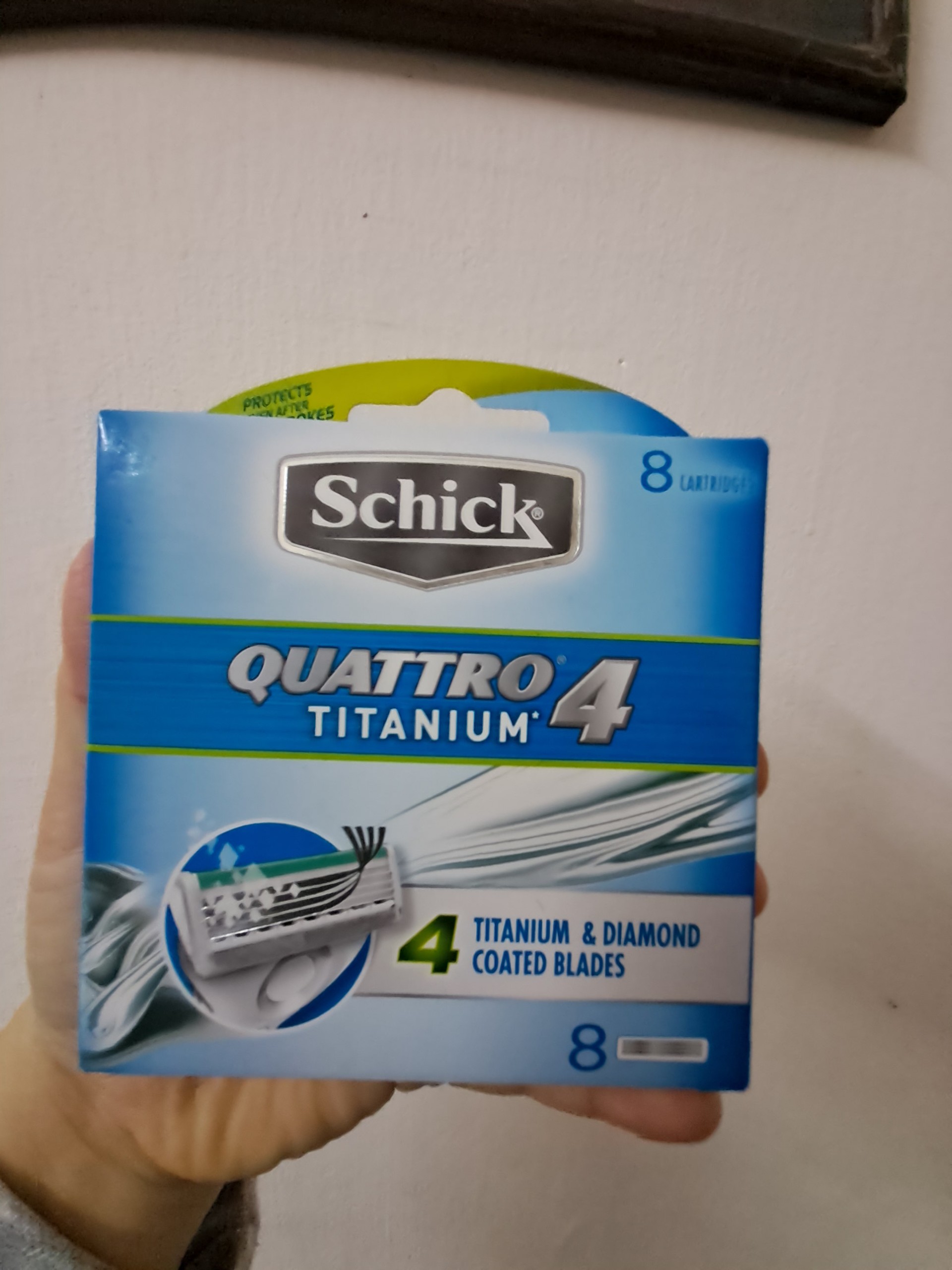 Cán dao và hộp lưỡi dao cạo râu 8 lưỡi dao thay Schick Quattro Titanium