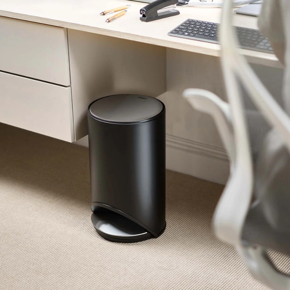 Thùng rác đạp chân Joseph Joseph Arc 10L Easy-push Pedal Bin 30151 màu đen mờ