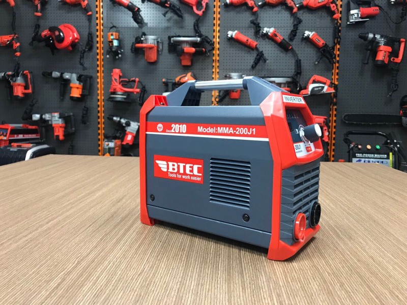 Máy hàn inverter btec mma-200j1 máy hàn btec mma-200j1 là dạng máy hàn que, sử dụng được trên vật liệu sắt. máy hàn mma-200j1 dùng que hàn đường kính 3.2mm phù hợp với nhiều công việc khác nhau.
