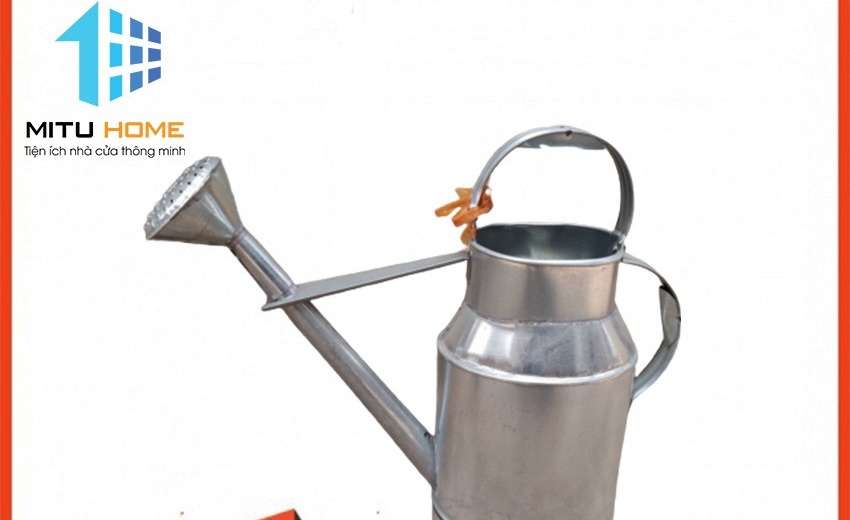 Bình tưới cây bằng tôn kèm vòi hoa sen 10L - MITUHOME - Bình tưới cây Đầu Ô doa có các lỗ phun mưa phùn làm tưới cây đều