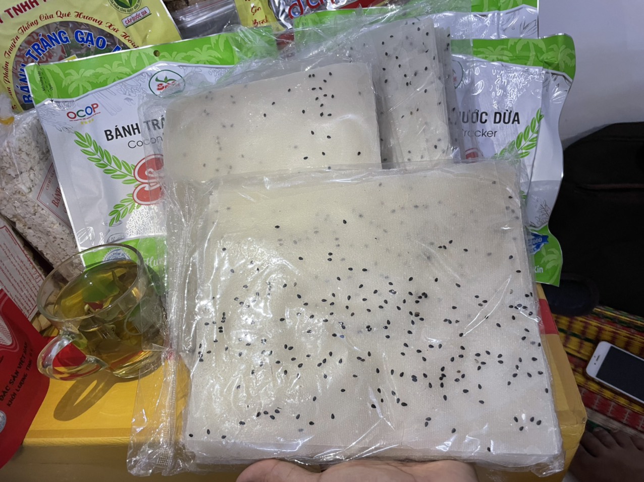 - Bánh tráng GẠO nhúng, mè đen, bánh tráng cuốn rau.