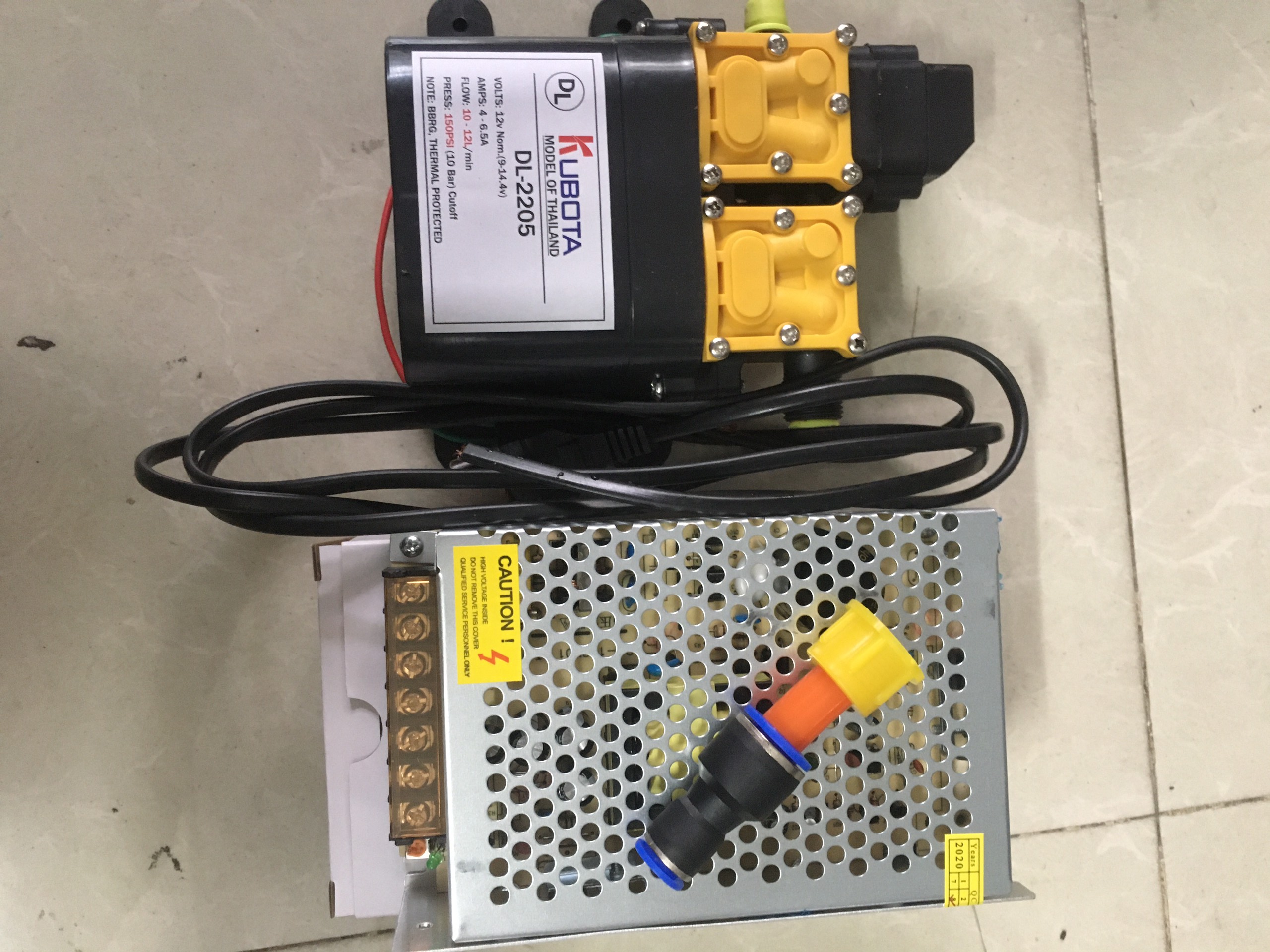 Máy bơm đôi KUBOTA 12V và tổ ong 12v10A ,Công suất 120W,Lưu lượng 10-12L/phút, Tự động hút và ngắt nước .Tặng kèm ren 17 và nối nhanh 12-8