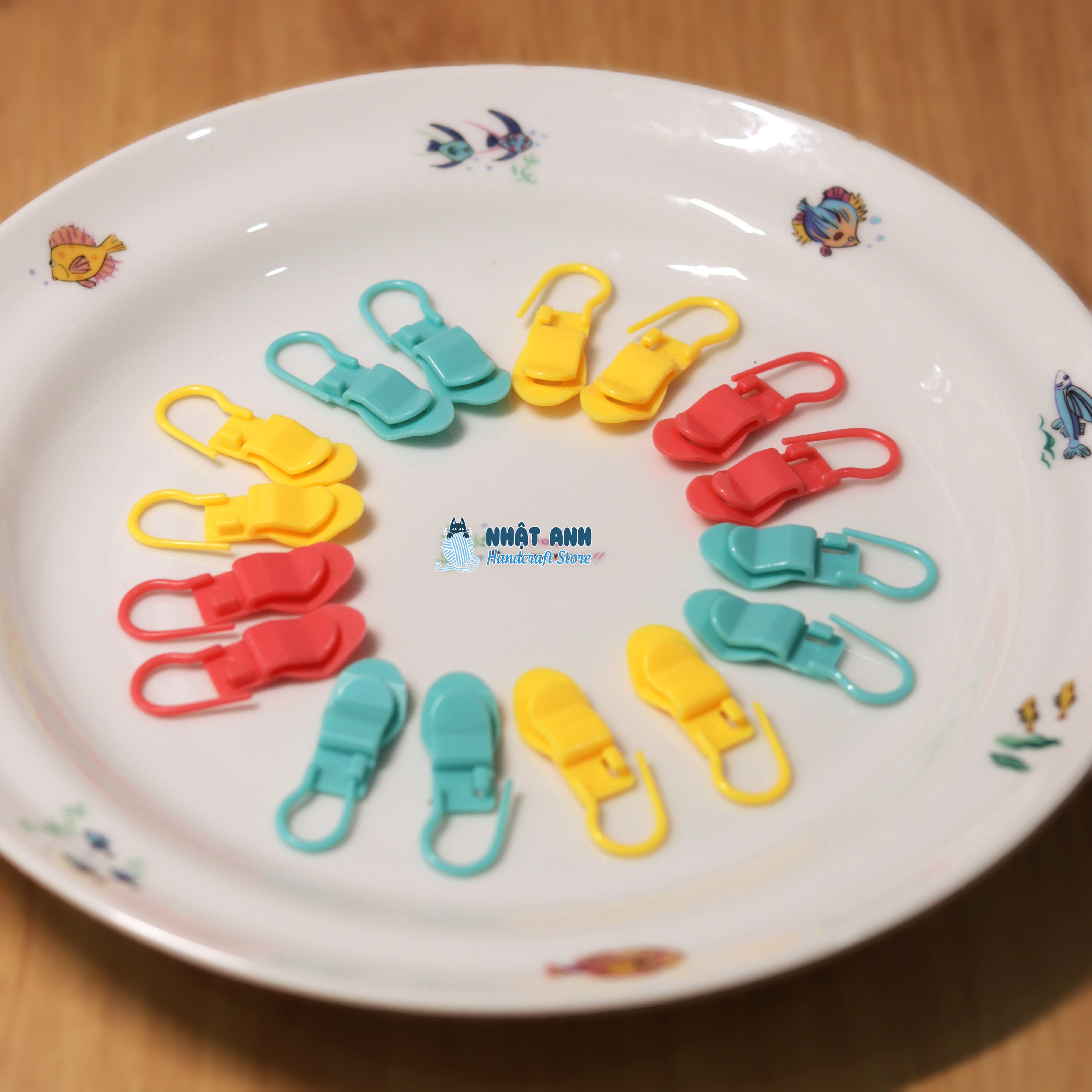 Móc đánh dấu len nhựa
