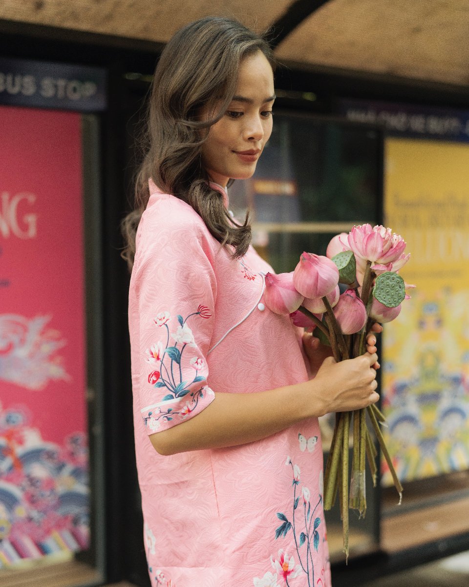 Áo Dài Gấm Hồng Bừng Sắc Xuân F2 AD21