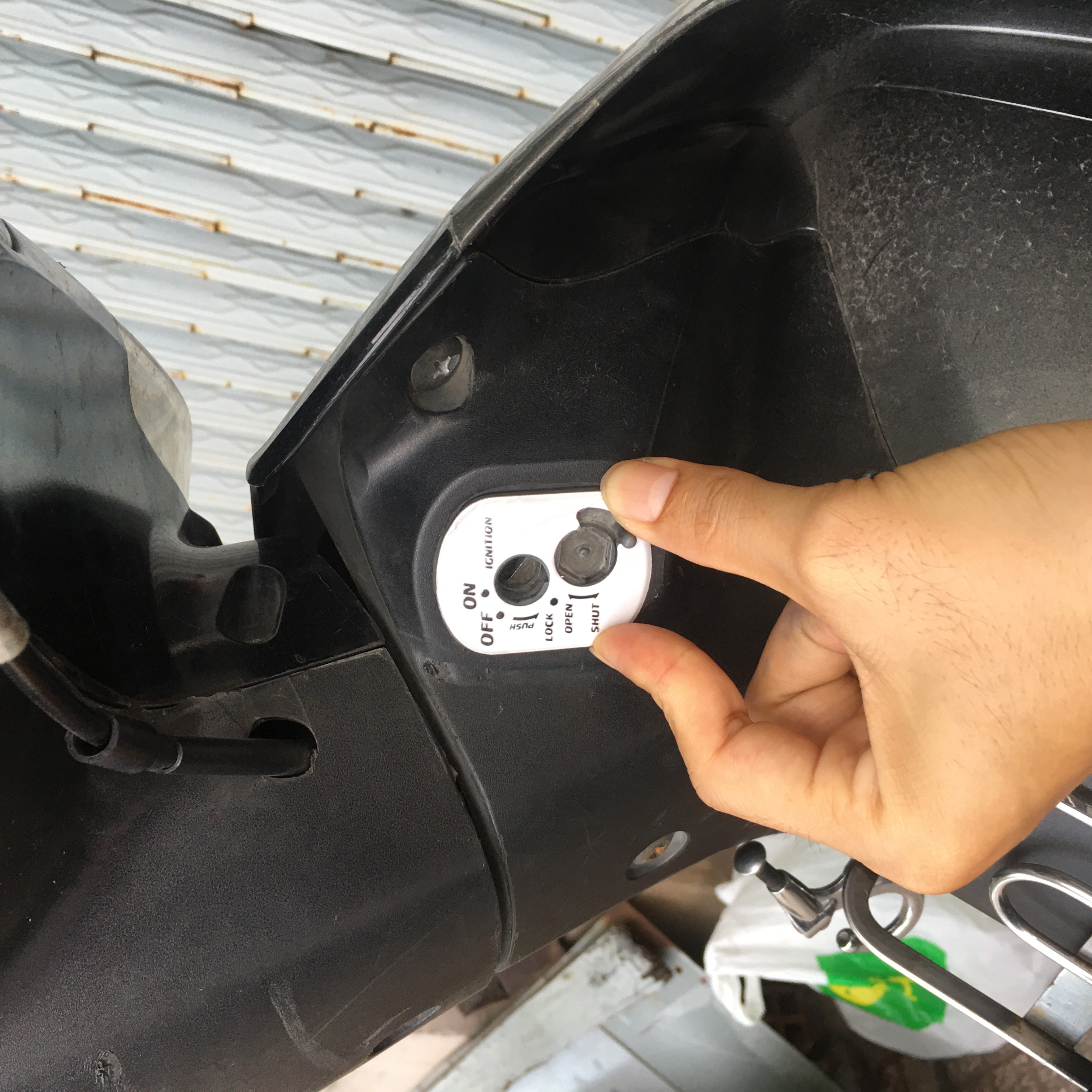 Ốp ổ Khóa Xe Máy HONDA nhôm dập nổi không phai - Màu trắng