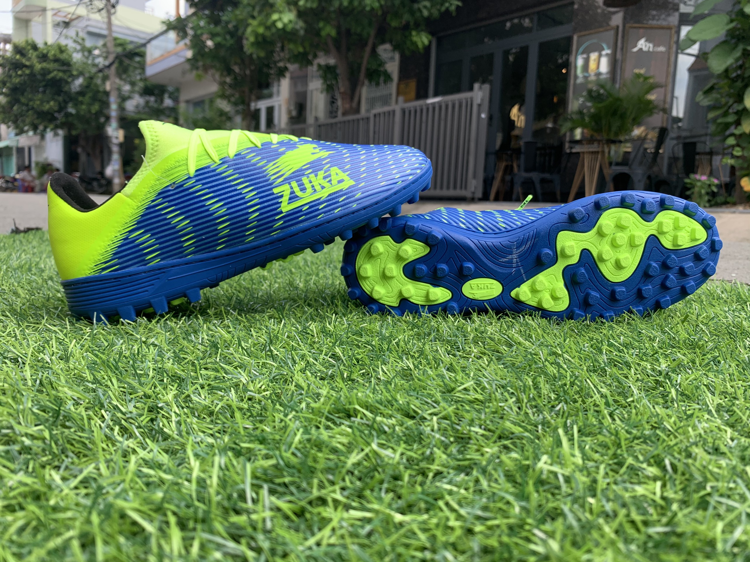 Giày đá bóng sân cỏ nhân tạo Zuka