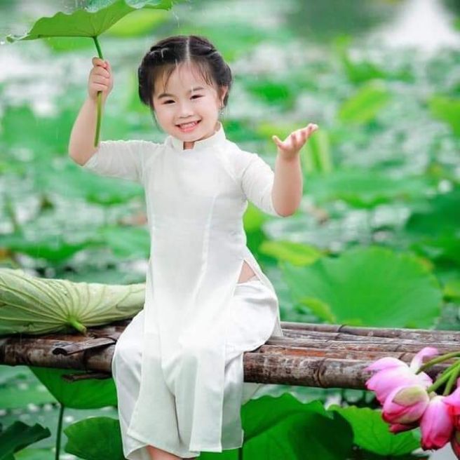Áo dài trắng may sẵn của bé gái kèm quần