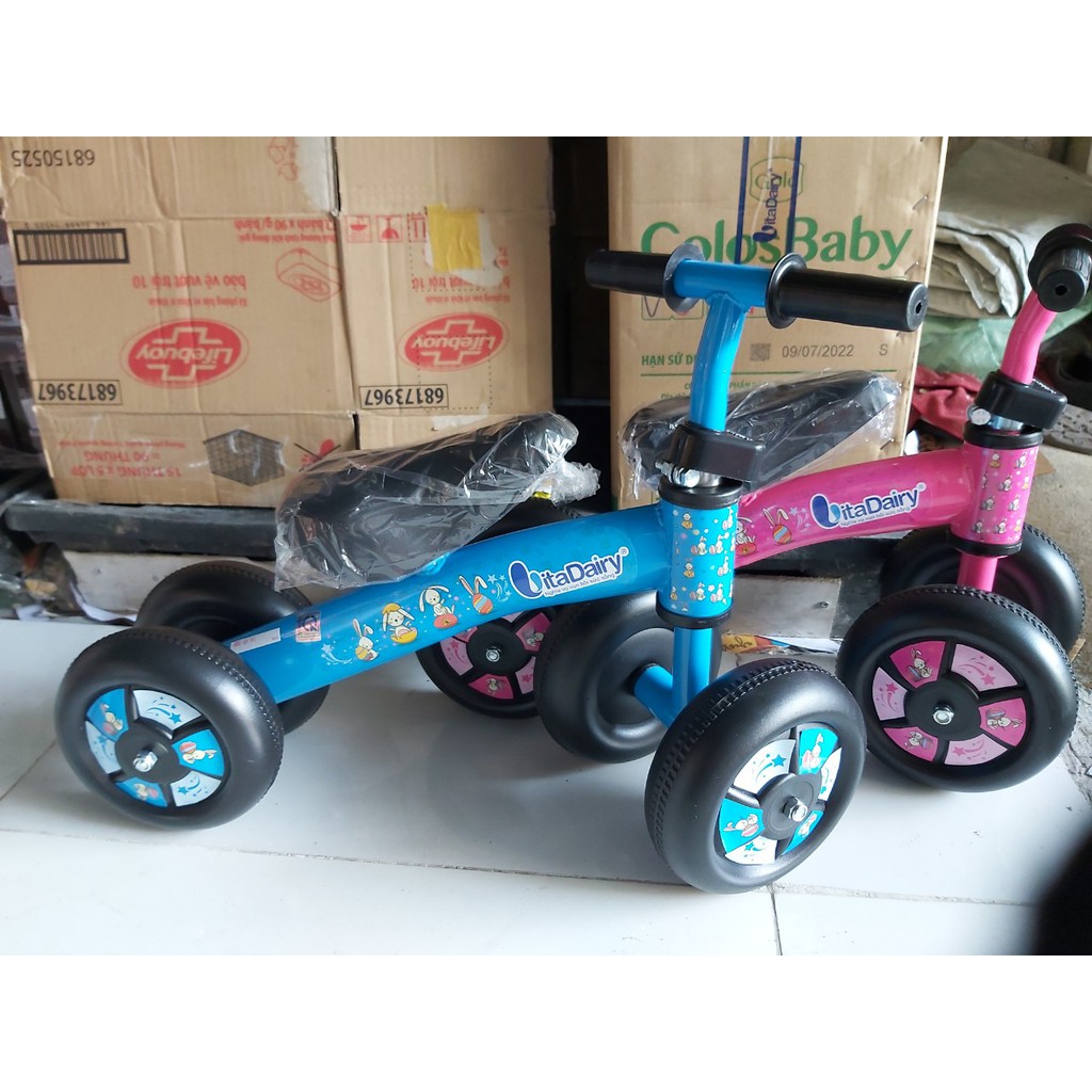Xe chòi chân 4 bánh giữ thăng bằng khung bằng thép siêu chắc chắn an toàn cho bé từ 2 đến 5 tuổi