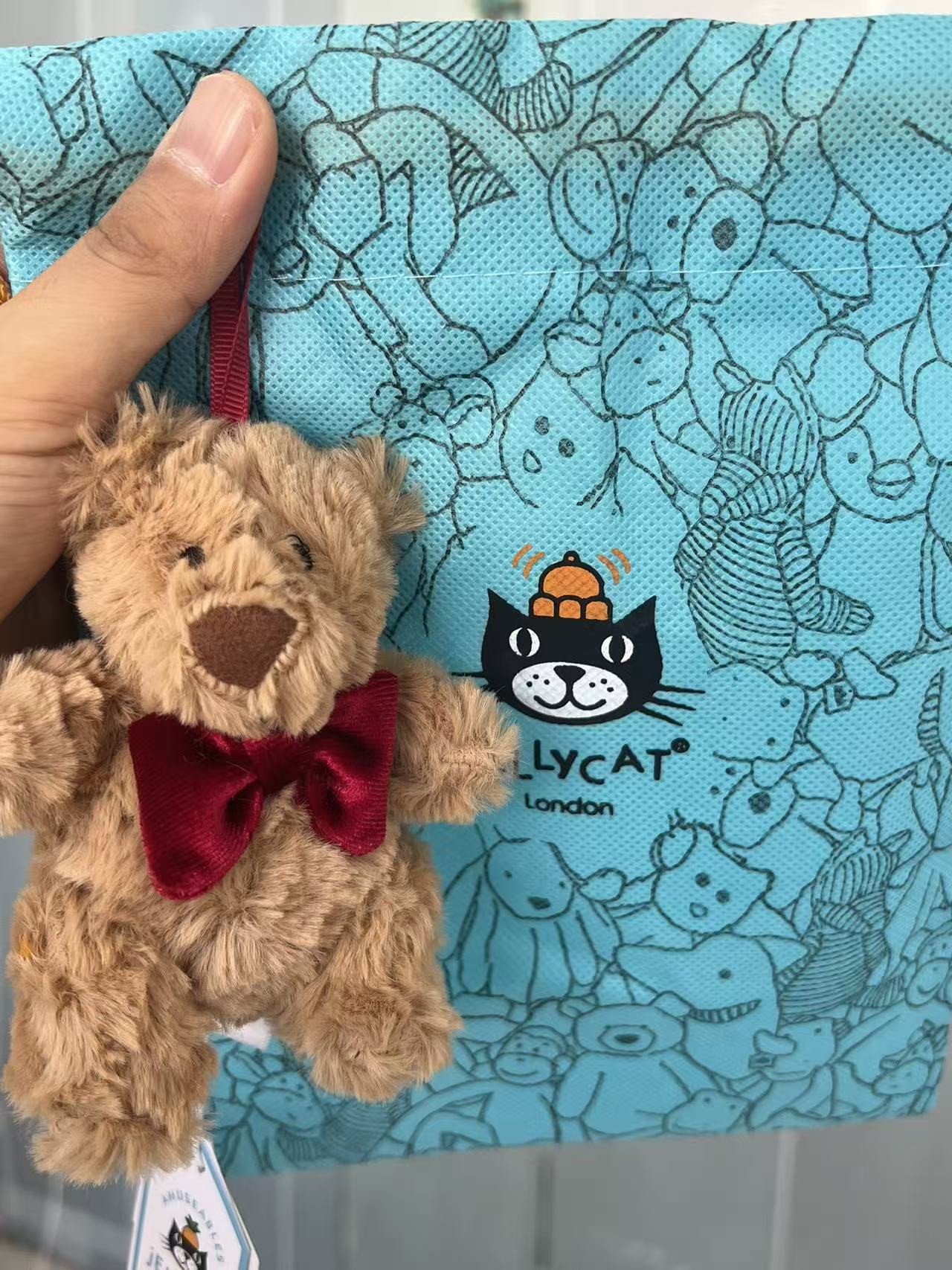 jellycat Mặt dây chuyền có đầy đủ ba nhãn hiệu và một con dấu thép, với các họa tiết Gấu Barcelona, Cà Tím và Bánh Sừng Bò, khiến nó trở thành một món quà hoàn hảo. - 6