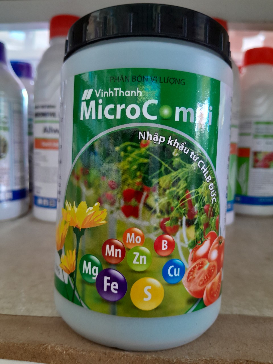 Phân bón cao cấp cung cấp đầy đủ vi lượng cho cây trồng MICROCOMBI hủ 500gr.