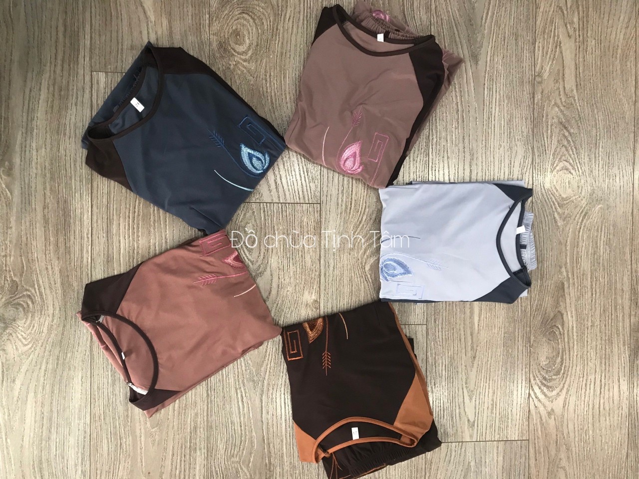 Set pháp phục cách tân phối tay