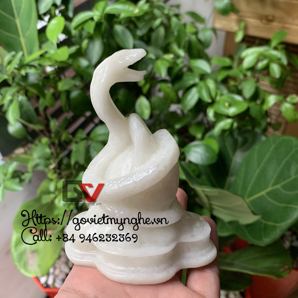 [HCM][Linh vật Rắn phong thủy] Tượng đá con rắn ôm thỏi vàng chiêu tài lộc cho gia chủ - Chiều cao 11cm - Màu trắng đá non nước