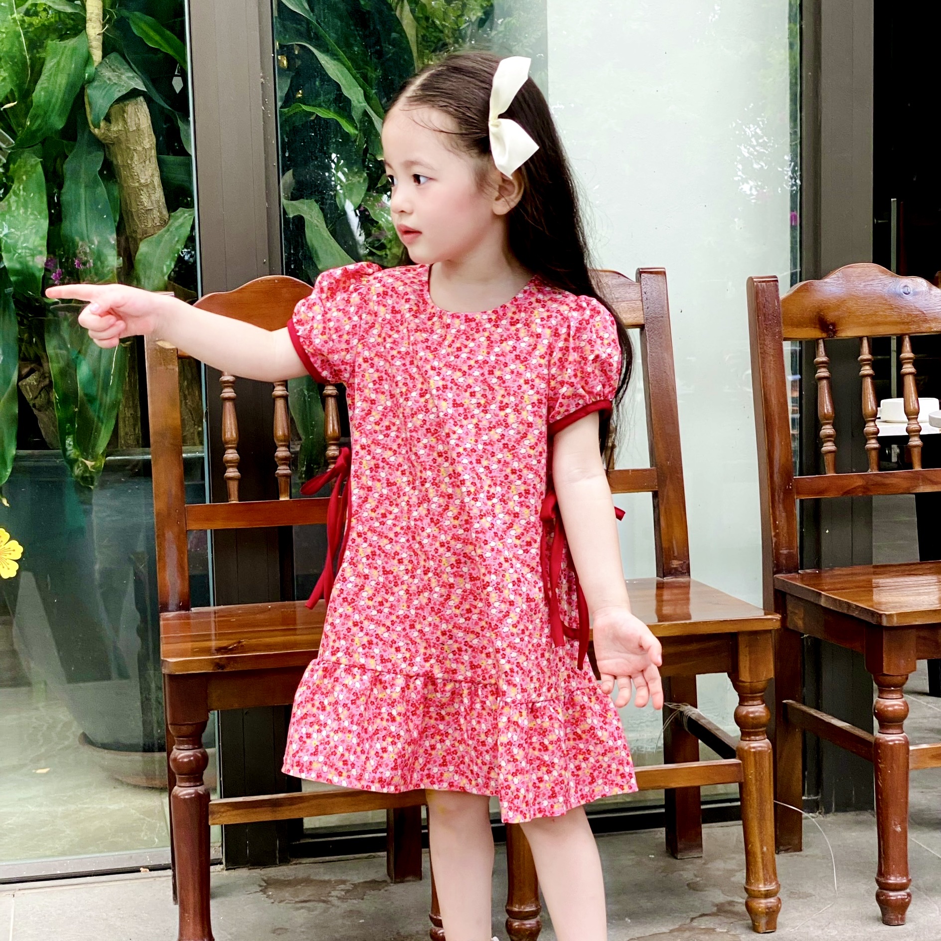 Váy hoa nhí tay ngắn, váy caro đính nút cổ vuông xinh yêu cho bé