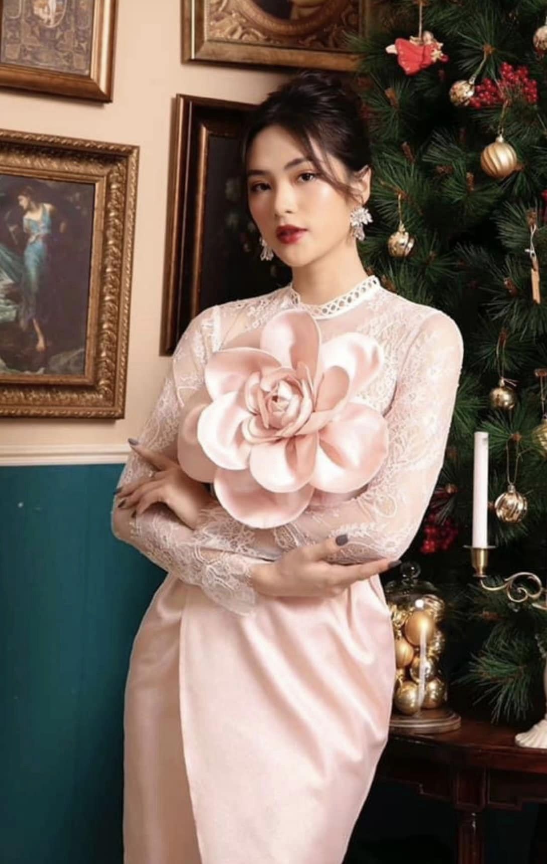Đầm hoa 3D phối ren màu hồng, đỏ, trắng