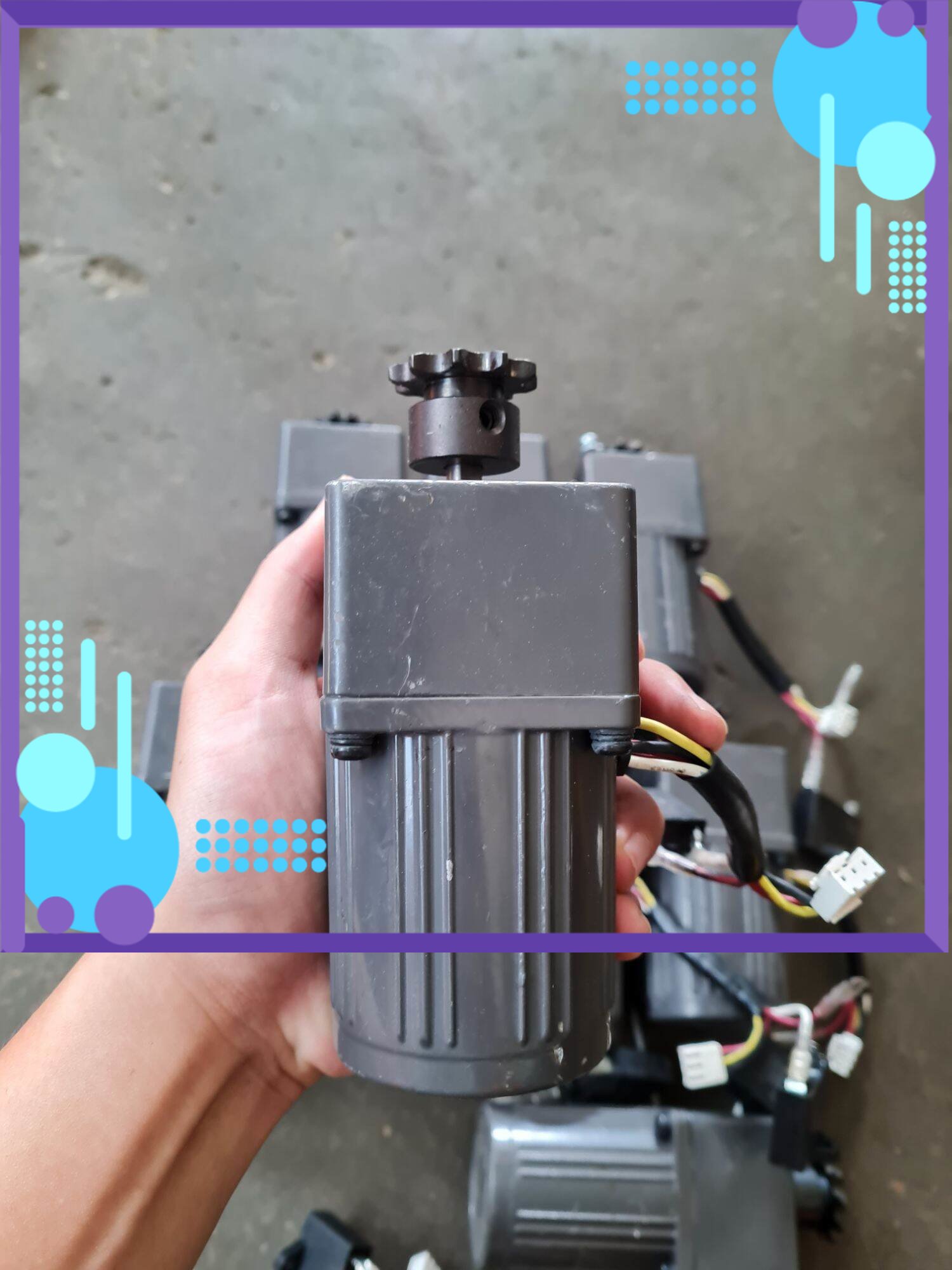 Mô tơ giảm tốc 24W, động cơ kéo tải đến 73kg, sử dụng điện 220V. Có đảo chiều, tốc độ 15 vòng/phút, được sử dụng cho ép mía, tải băng, đảo cà phê, quay nướng, gia công, gánh nước.. (top đặt hàng nhiều nhất 2023)