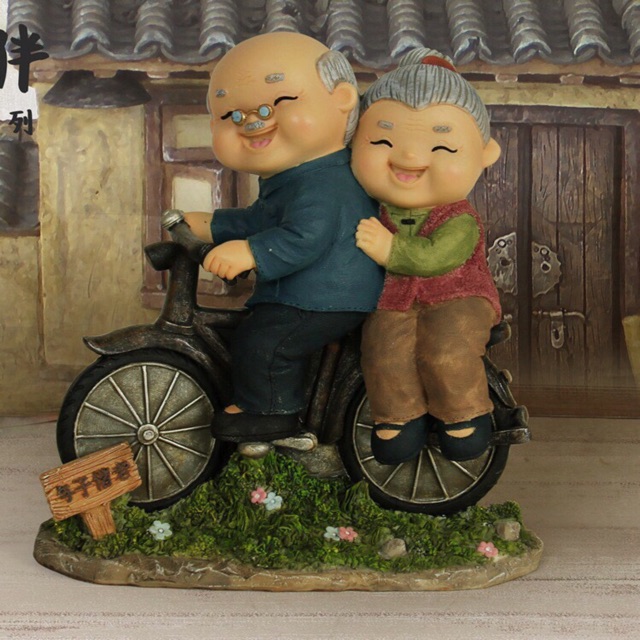 Tượng Ông Bà Lão đèo xe đạp, Phụ kiện trang trí, Tượng để bàn làm việc, Đồ lưu niệm, Quà tặng độc lạ