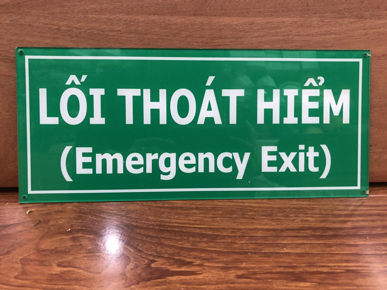 Bảng báo mica nội dung ''lối thoát hiểm'' -kích thước 15x30cm
