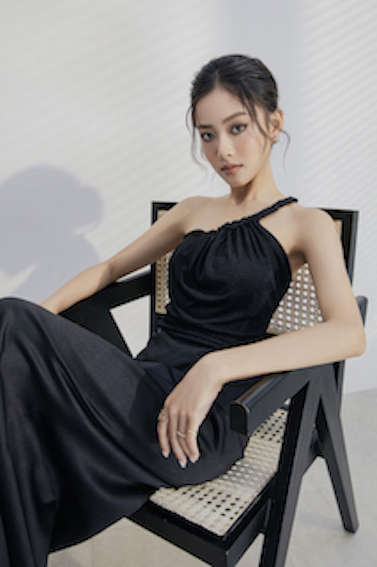 Des Fleurs Đầm đen xoắn dây chéo Hyatt Long Dress