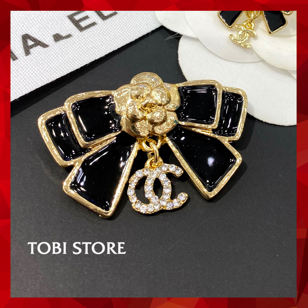 Cài áo thương hiệu CC hoa trà đính nơ đen CA26