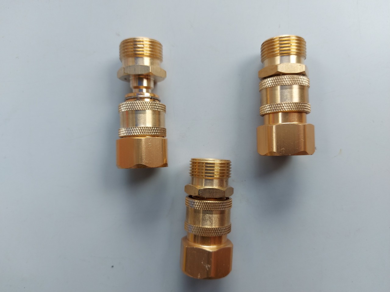 Khớp Nối Nhanh đầu ra bằng đồng. Bộ chống xoắn dây.  nước ra máy xịt rửa áp lực cao với dây rửa