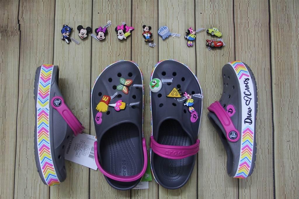 Sục Crocs-baya trẻ em (xám viền chữ Drew)- tặng 4 hình gắn