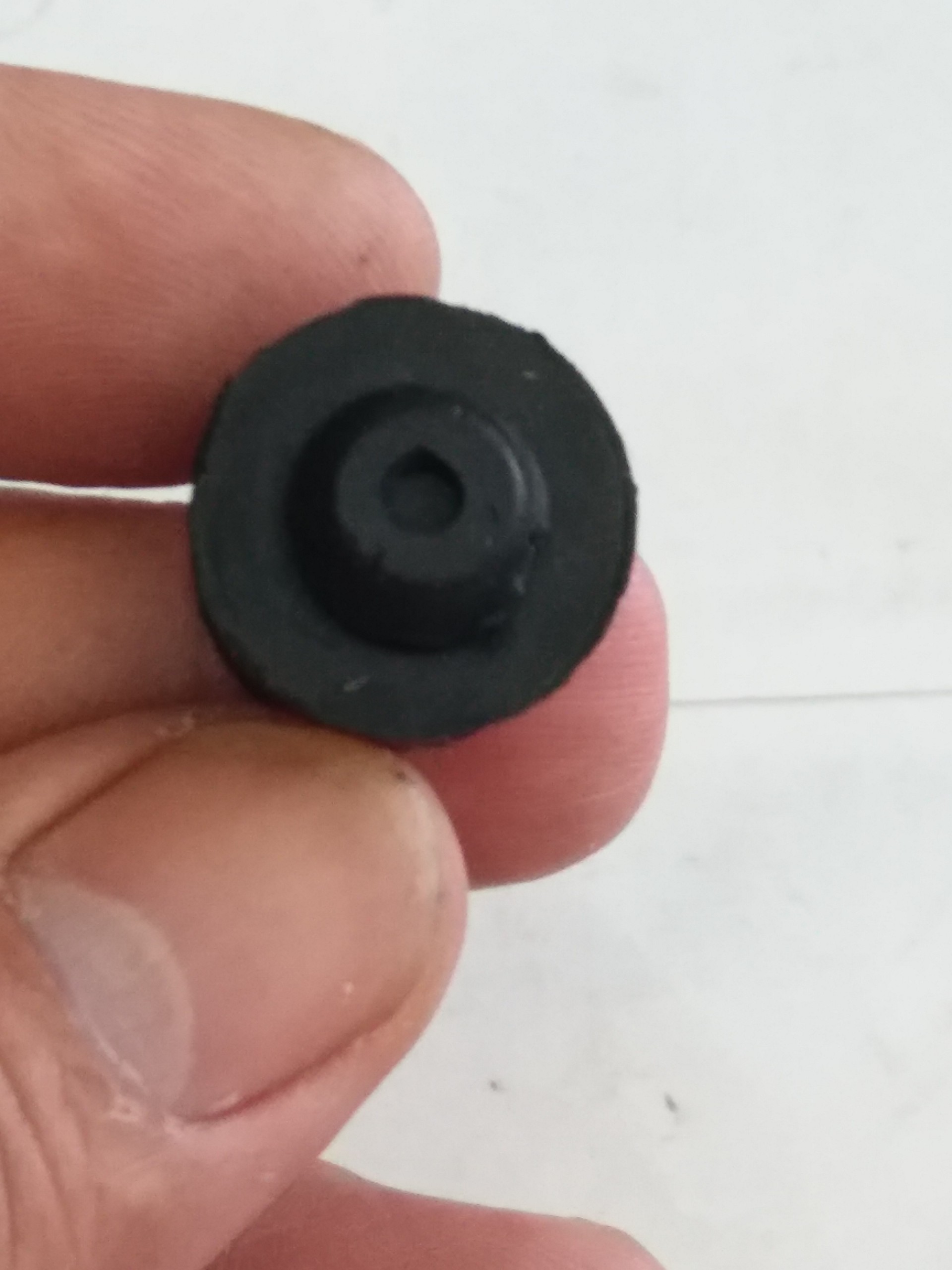 [HCM]Cao su giảm chấn cửa lớn TAIWAN - Mỗi cửa xe 01 cái. Kích thước Đầu16mm - Cao15mm -  Đuôi18mm  Lỗ gắn trên 8mm  lọt khe 6mm