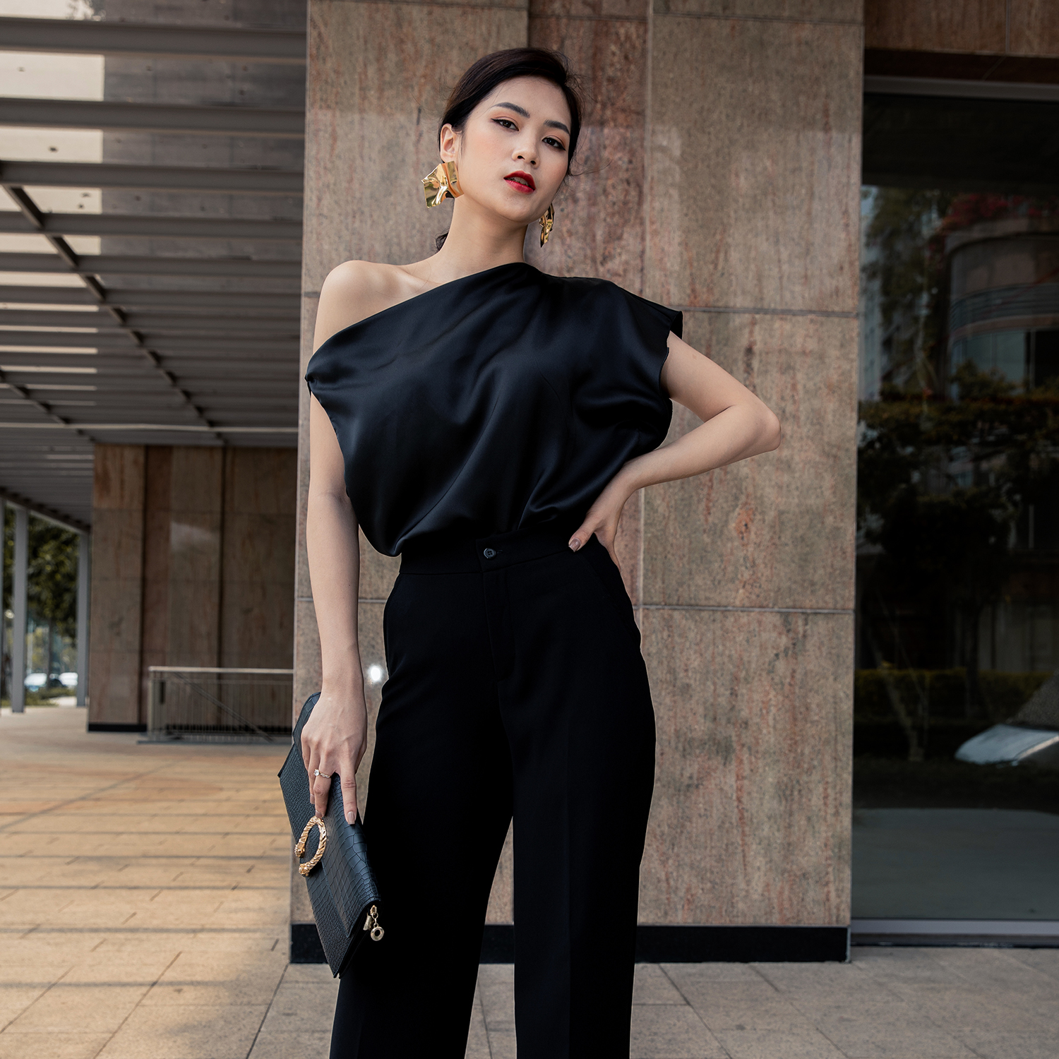 Áo lụa MASARA màu ĐEN, kiểu lệch vai sang trọng, chất LỤA mịn mướt, tiệc đêm sang chảnh không thể thiếu