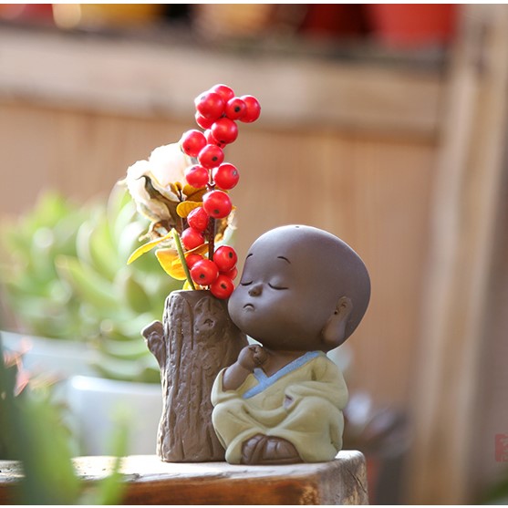 Tượng chú tiểu và chậu gốm cấm hoa tửu cát phong