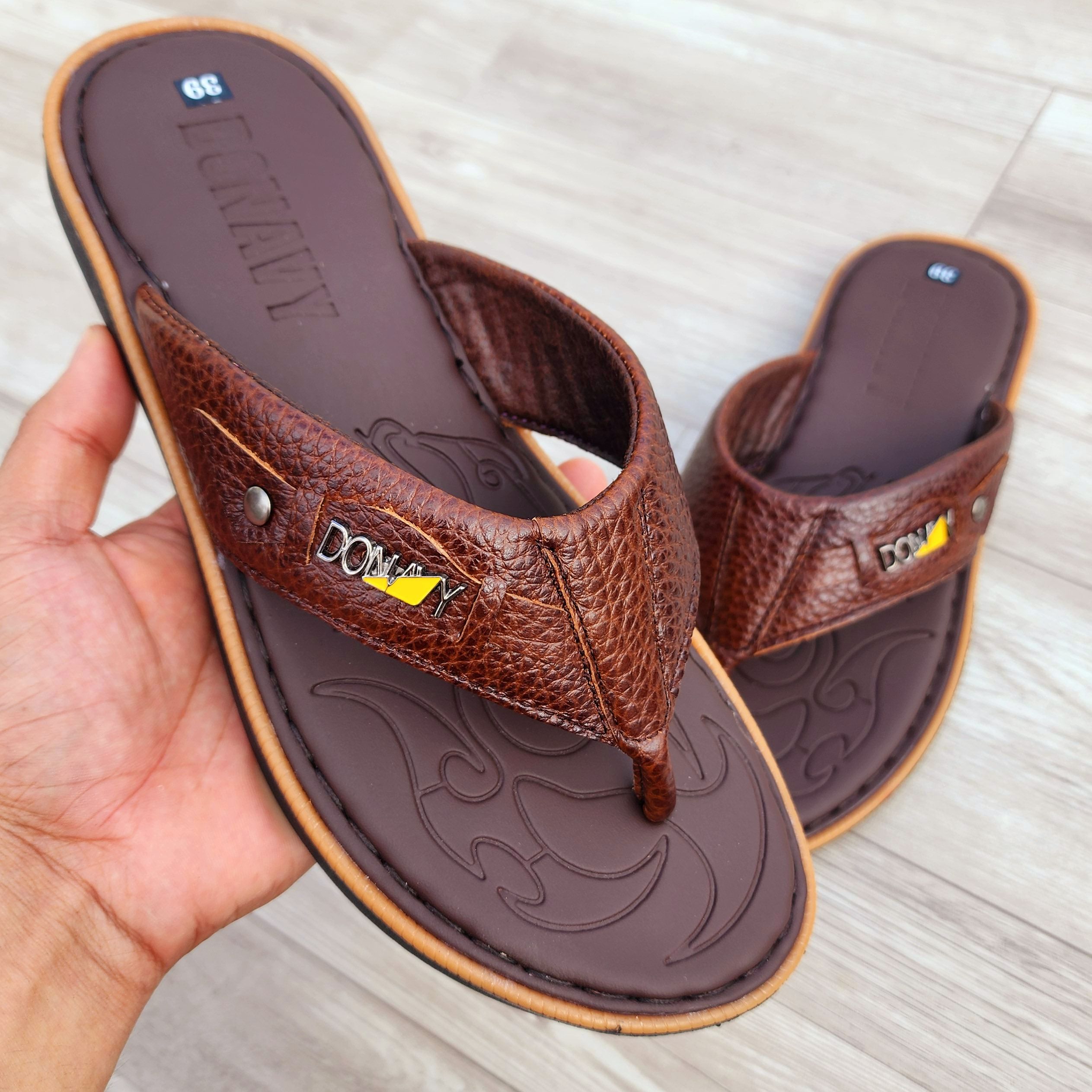 DÉP XỎ NGÓN NAM DA BÒ THẬT 100% KHÂU ĐẾ CAO SU CAO CẤP ĐÍNH KHUY QUAI HỌA TIẾT SIÊU NÉT DÉP NAM THỜI TRANG CHO MÙA 2023-2024 D.KL