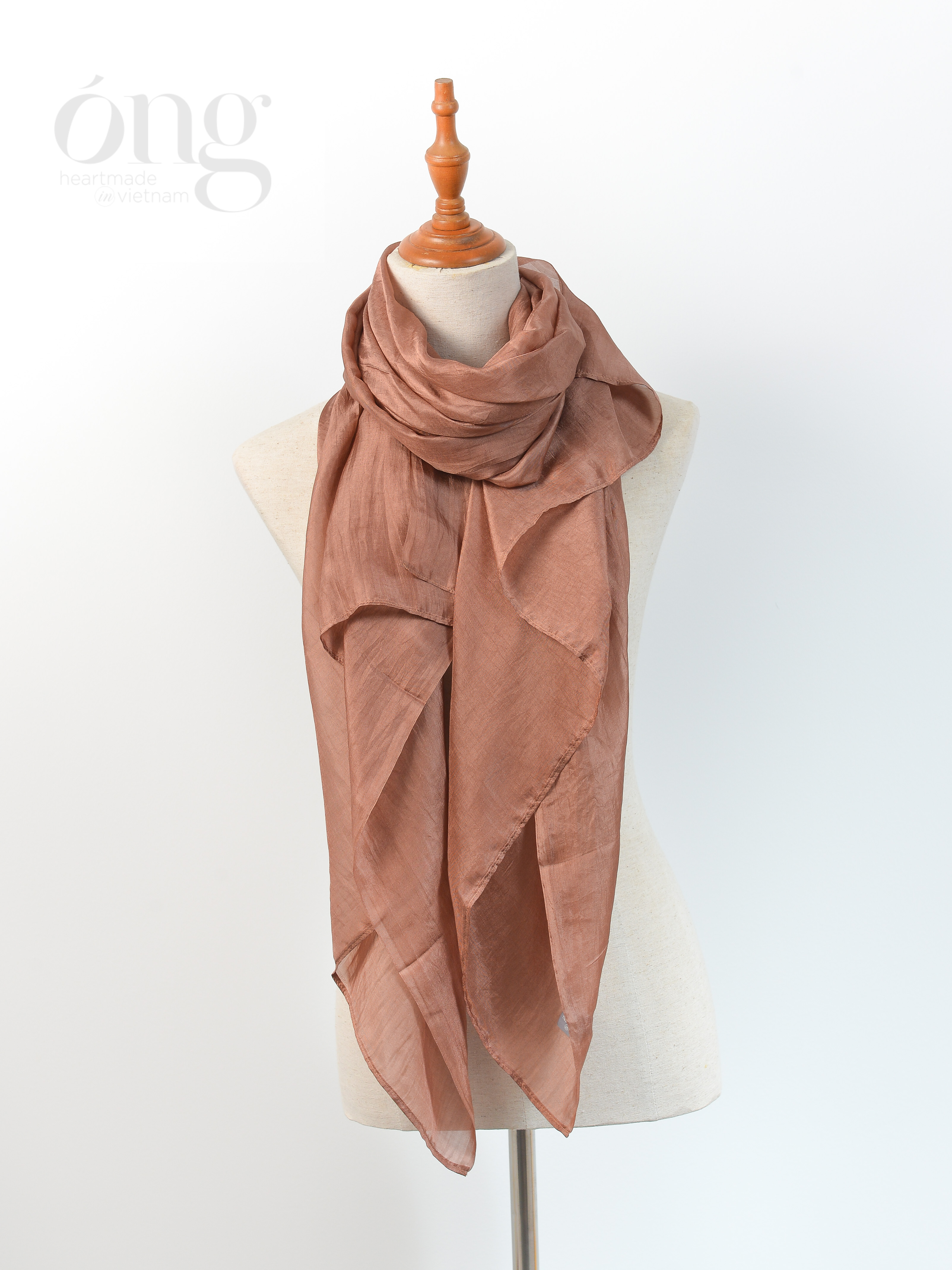 Khăn choàng lụa tơ tằm tự nhiên của Óng Silk