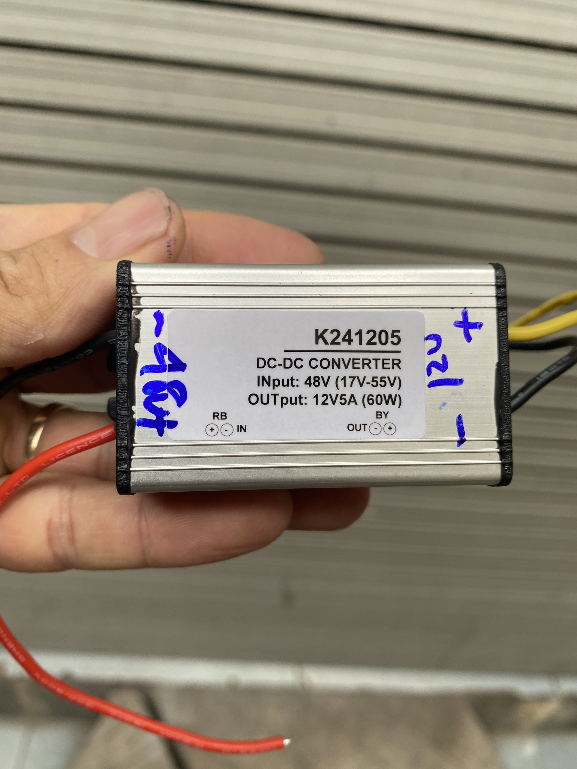 Bộ hạ áp điện năng lượng mặt trời DC 48V xuống điện DC 12V 5A chống nước