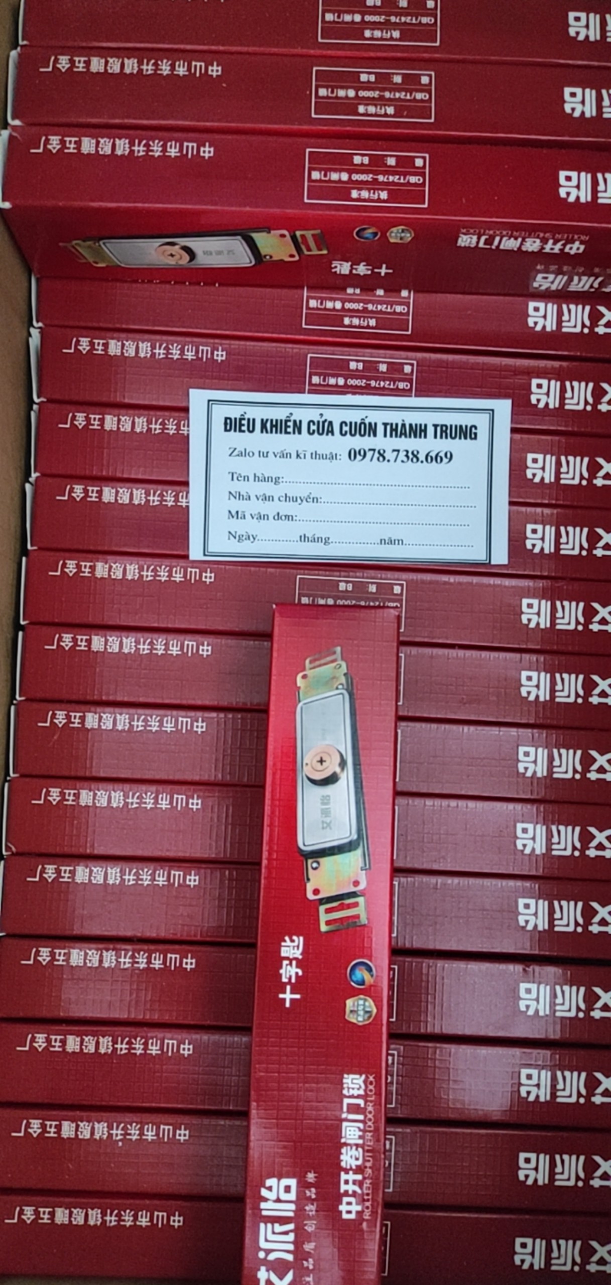 Khóa cửa cuốn tấm liền chìa 4 cạnh