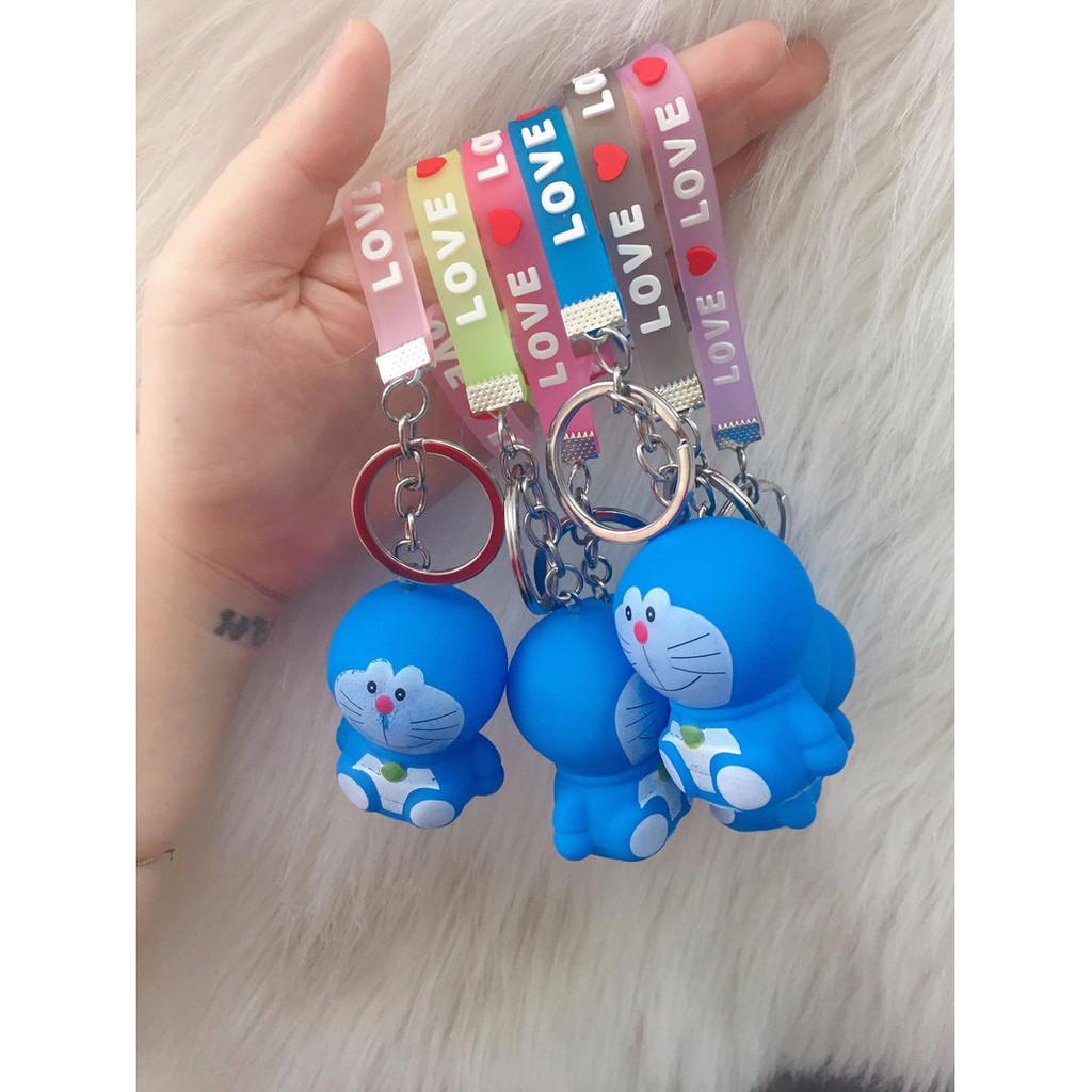 Móc khóa Doraemon Love nhựa dẻo bóp kêu chút chít