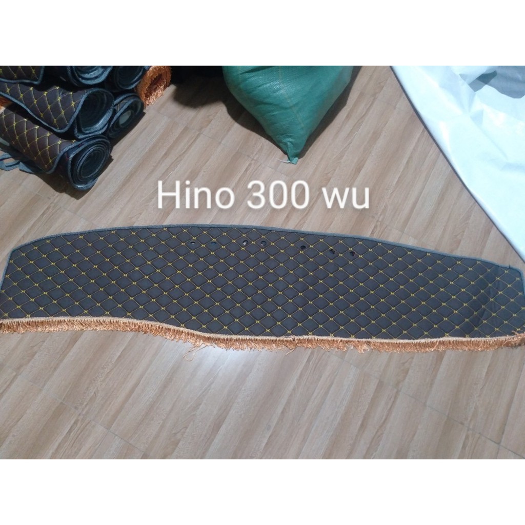 Thảm táp lô xe tải hino 300 chất liệu da 5d, vân da carbon cao cấp