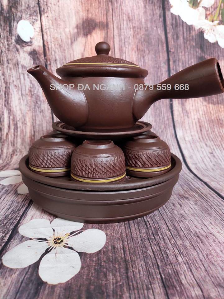 Bộ ấm chén tử sa ấm có tay cầm ngang khay tròn 2 lớp gốm sứ Bát Tràng. Cam kết hàng xuất xứ Bát Tràng 100% Hoàn tiền gấp 100 lần nếu chứng minh được sai nguồn gốc.