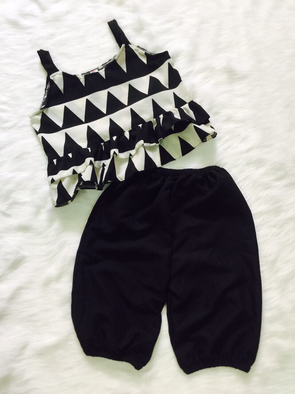 Combo hai bộ đồ hè quần ống túm alibaba lửng cho bé gái