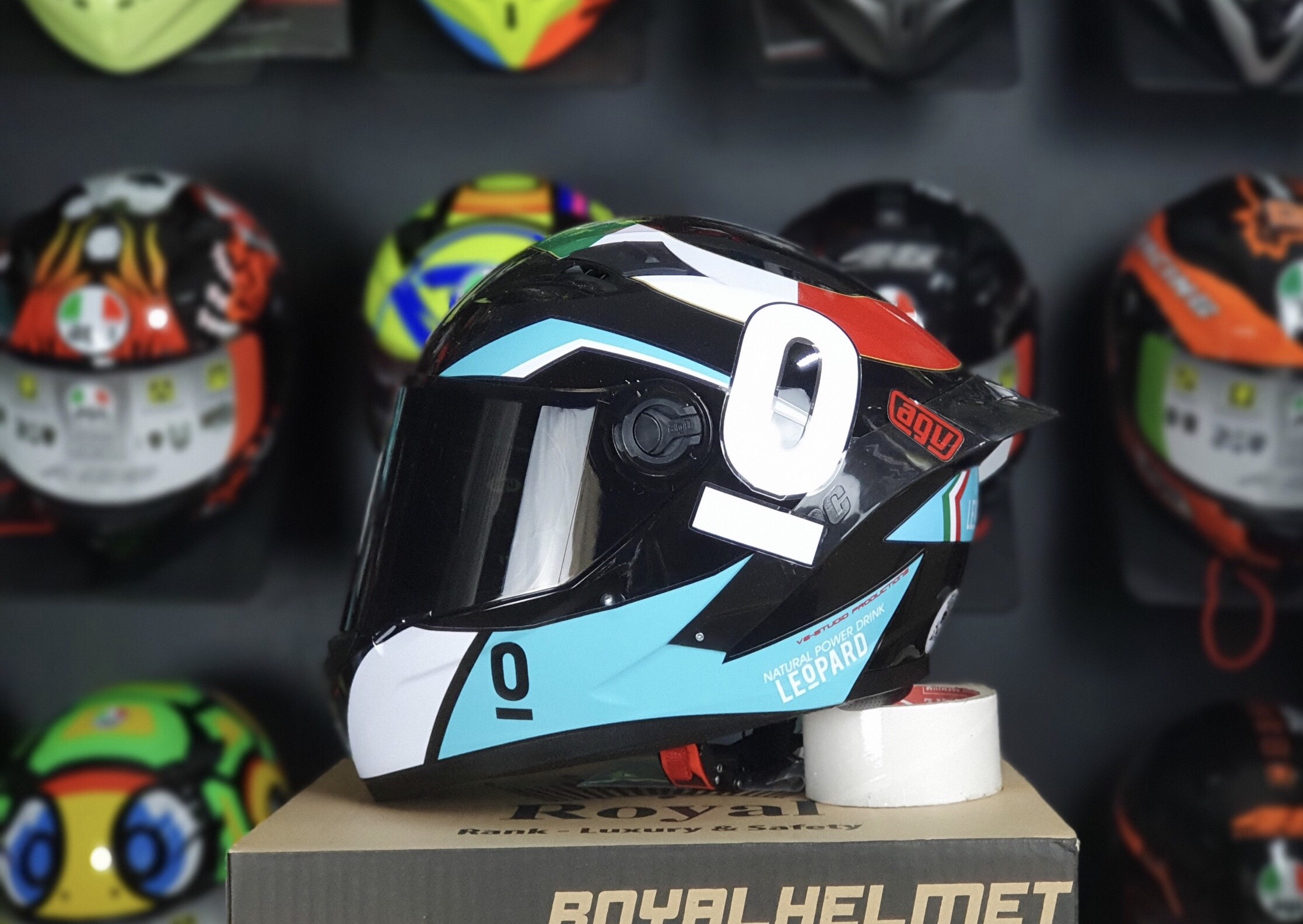 MŨ FULLFACE ĐEN BÓNG LÊN TEM LEOPARD CỰC NGẦU, TẶNG ĐUÔI GIÓ PISTA VÀ TÚI ĐƯNG, BH 12 THÁNG