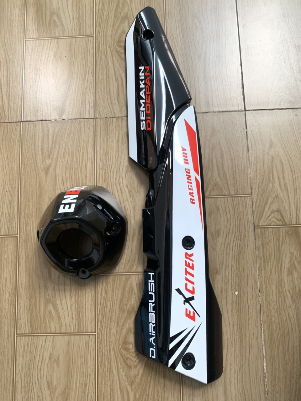 Ốp pô và chụp đích pô xe exciter 155 màu đen bóng